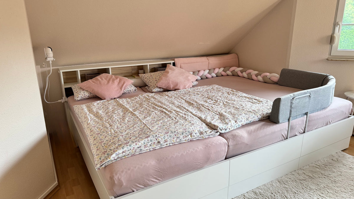 Familienbett Brunella von Liegewiese in hellem Schlafzimmer mit rosafarbener Bettwäsche