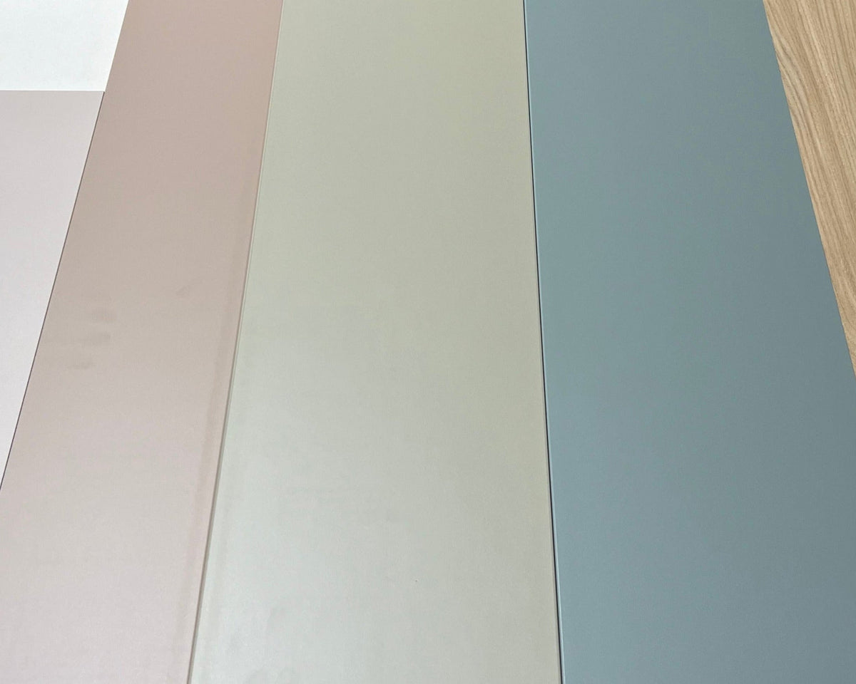 Dekore der Farben Kaschmirgrau, Mandellbeige, Salbeigrün, Blaugrün und Eiche Dekor im Vergleich