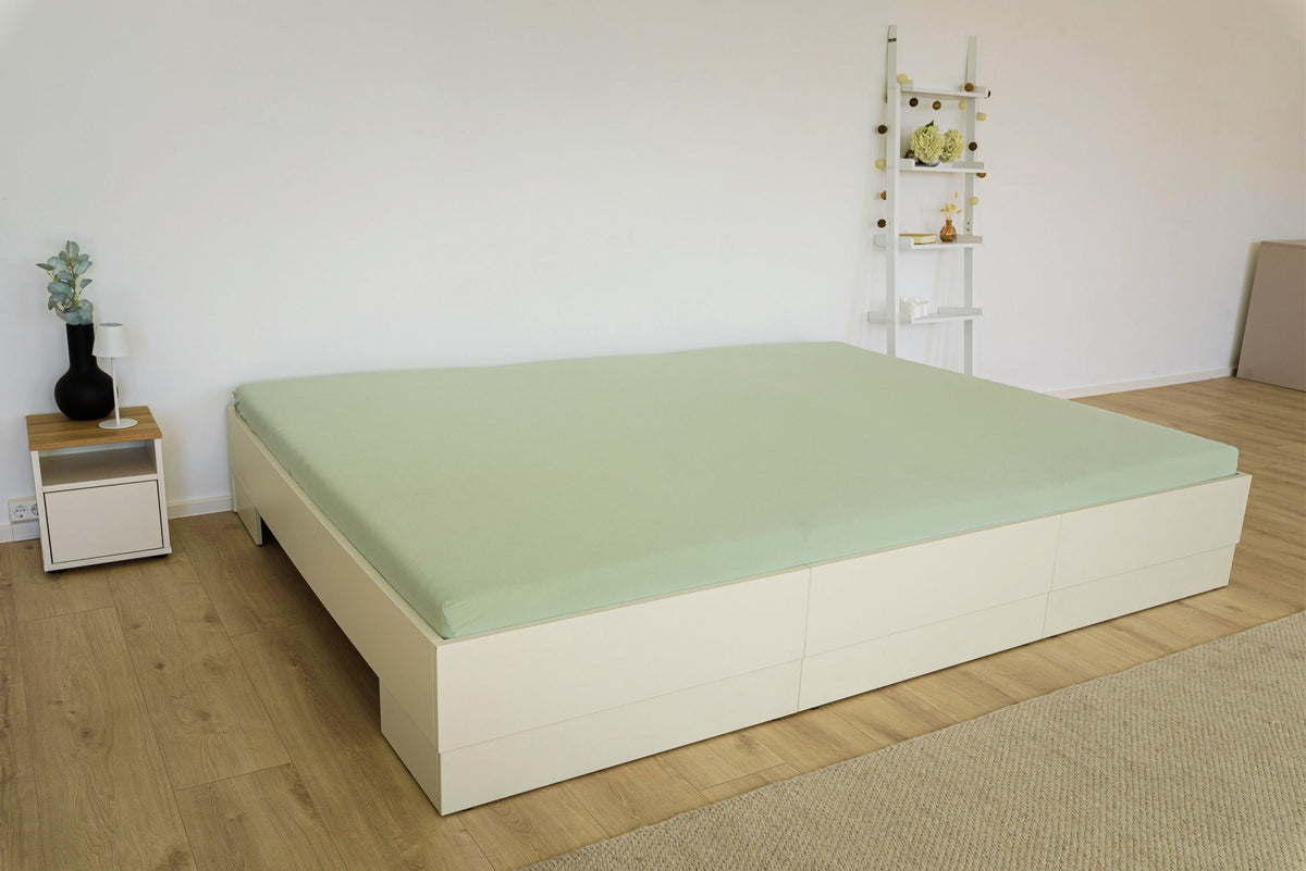 Beigefarbenes Familienbett Iris in hellen Tönen in Schlafzimmer