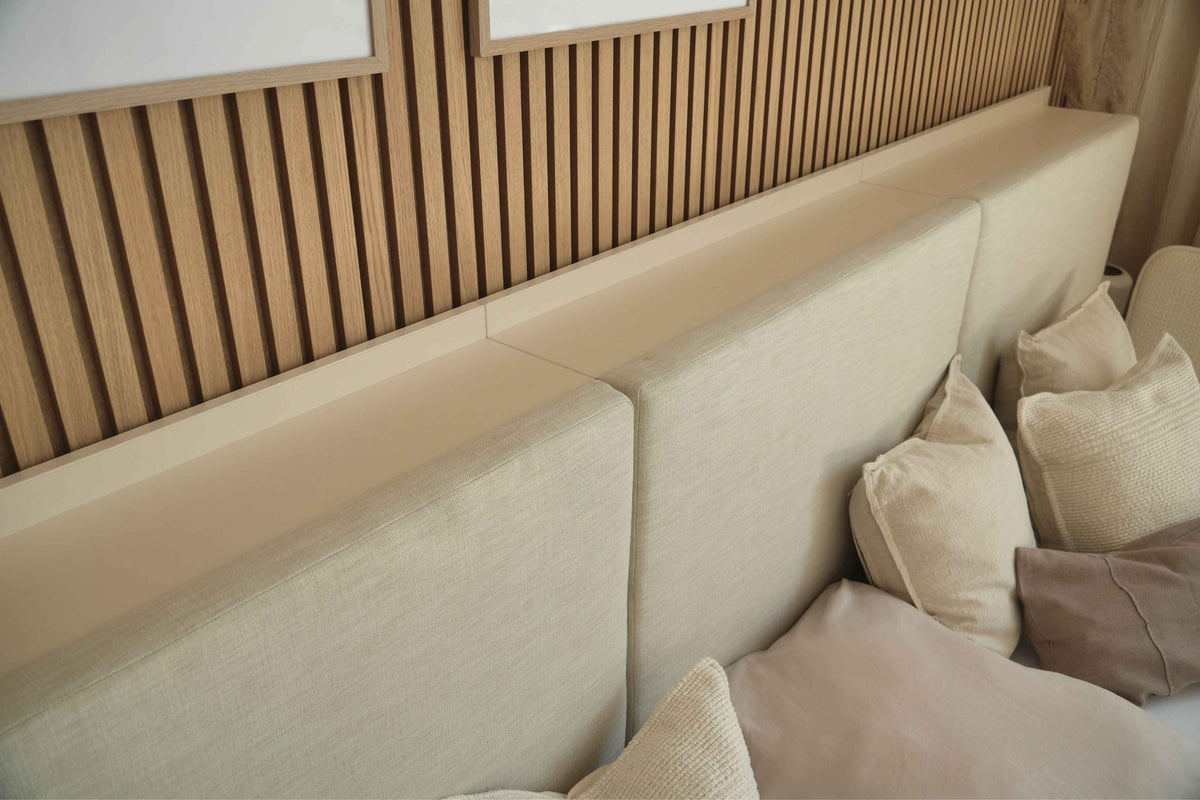 Detail vom Kopfteil mit Ablagebrett und Polster vom Bodenbett Familienbett Camilla von Liegewiese in hellbeige