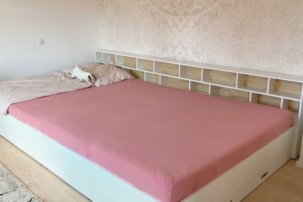 XXL-Familienbett 360 x 200 cm Modell Brunella von Liegewiese in pastellfarbenem Schlafzimmer