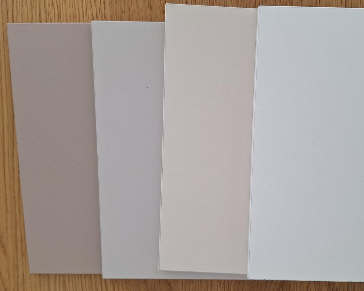 Vergleich der Dekorfarben mandelbeige, kaschmirgrau, hellbeige und weiß von Liegewiese als Muster
