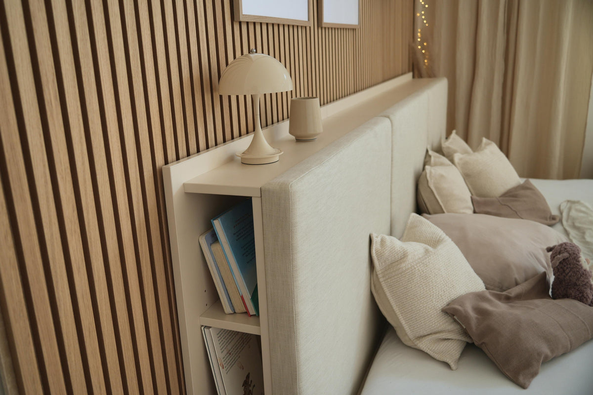 Detail des Ablageregals am Kopfteil vom Familienbett Camilla Bodenbett in hellbeige