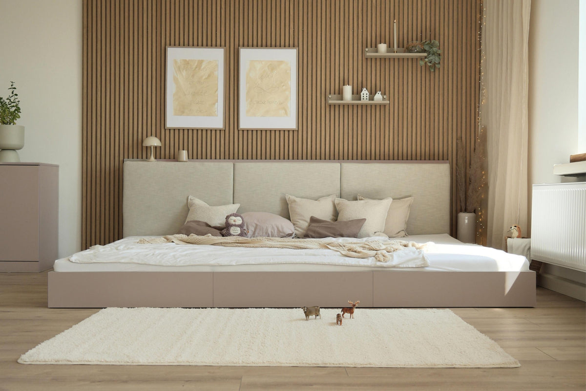 Polsterbett Camilla Bodenbett Familienbett in mandelbeige mit beigem Polster in ruhigem, modernem Schlafzimmer