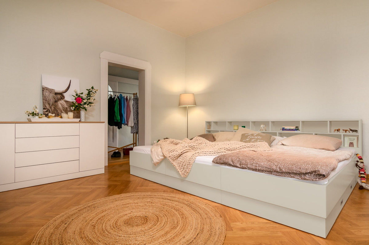 Familienbett Brunella mit Bettregal in der Farbe Kaschmirgrau