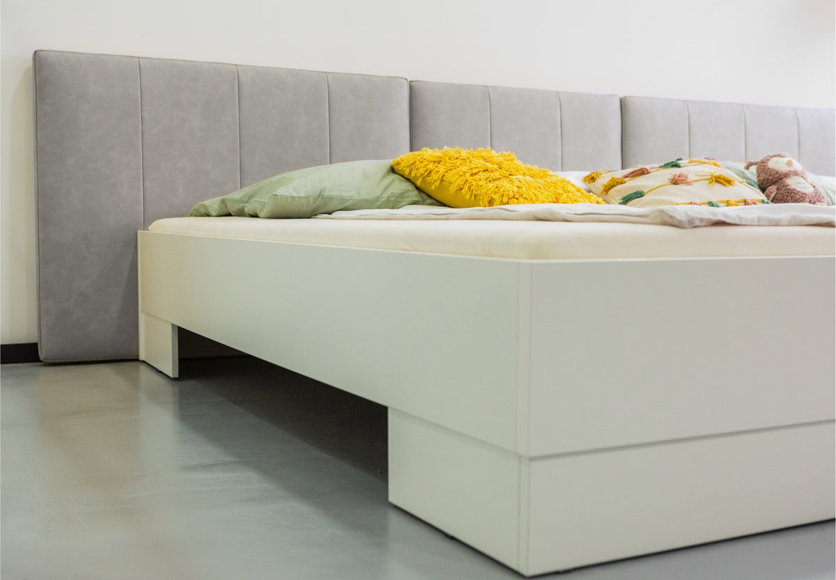 Großes Familienbett Lilia mit Polsterkopfteil aus veganem Leder in grau, Größe 360 x 200 cm