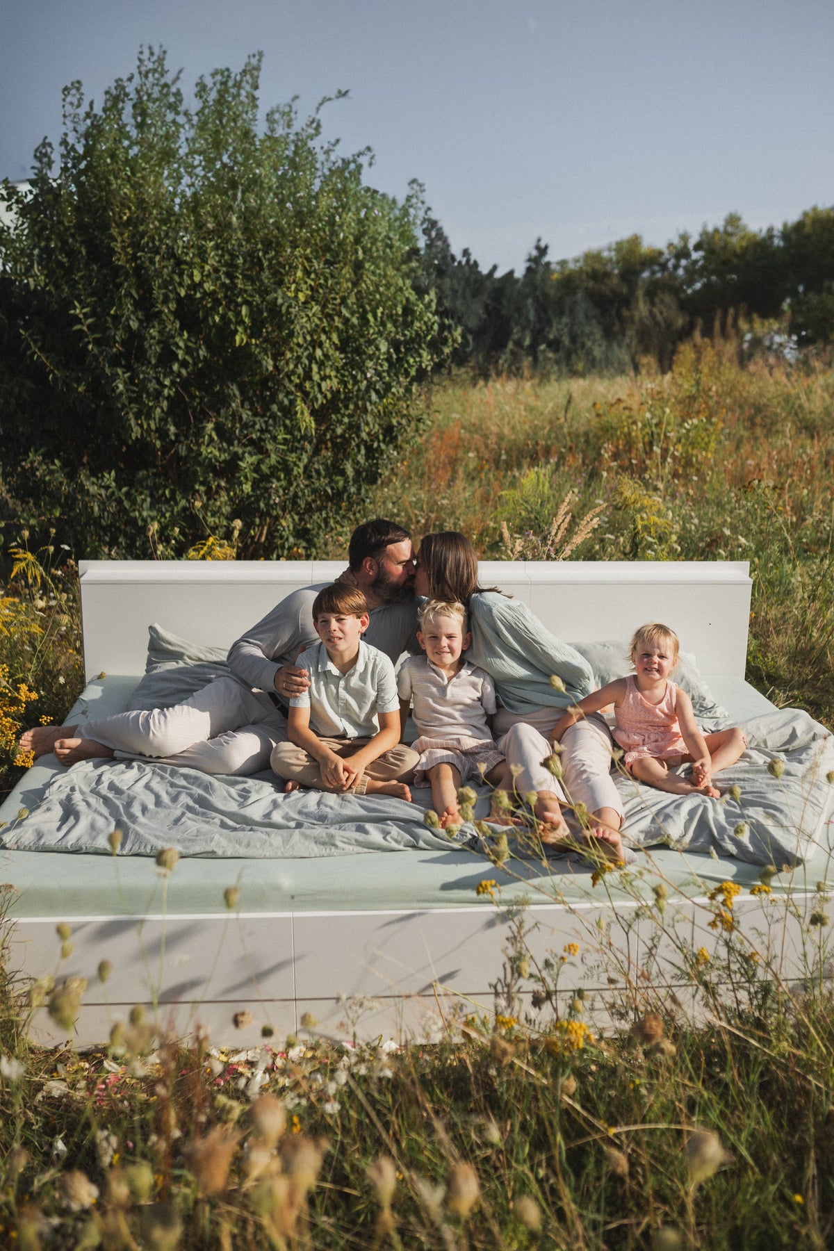 Familie mit Kindern auf Familienbett