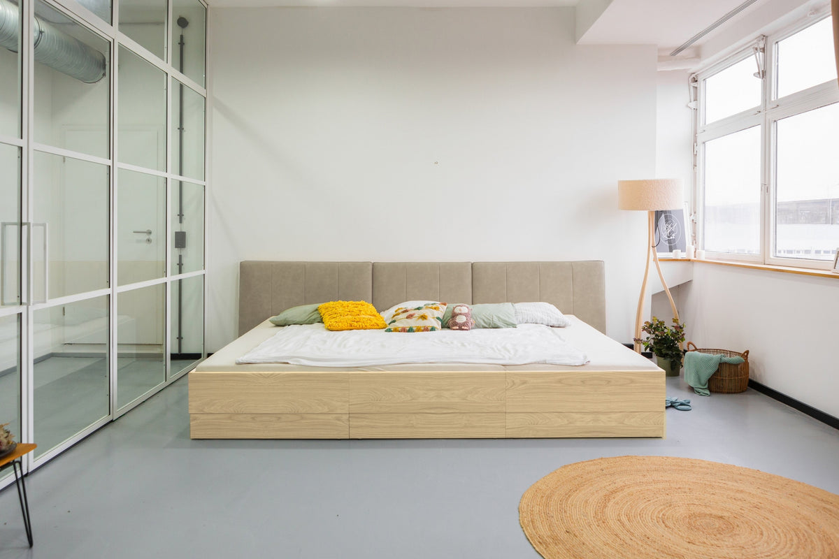 Familienbett Lilia mit Polsterkopfteil in Eiche Dekor und veganem Leder in beige