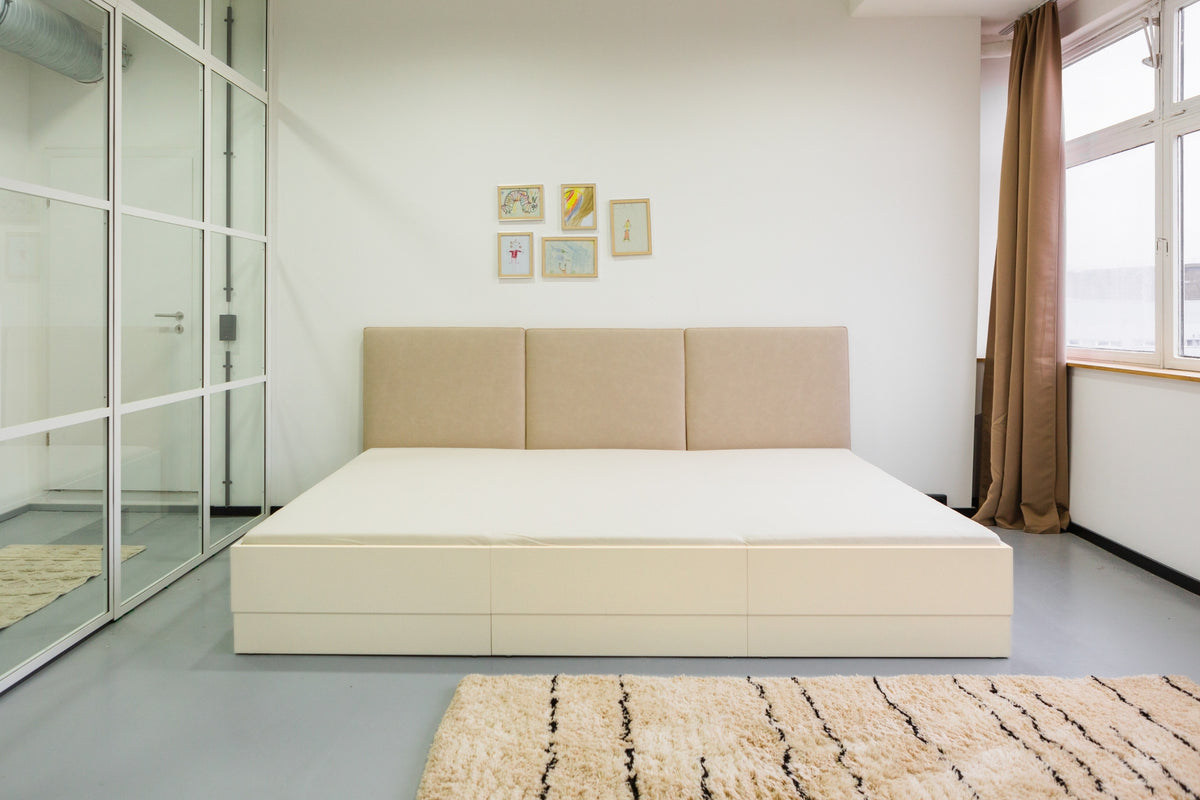 Familienbett Magnolia in hellbeige mit veganem Leder in beige als Polsterkopfteil von Liegewiese