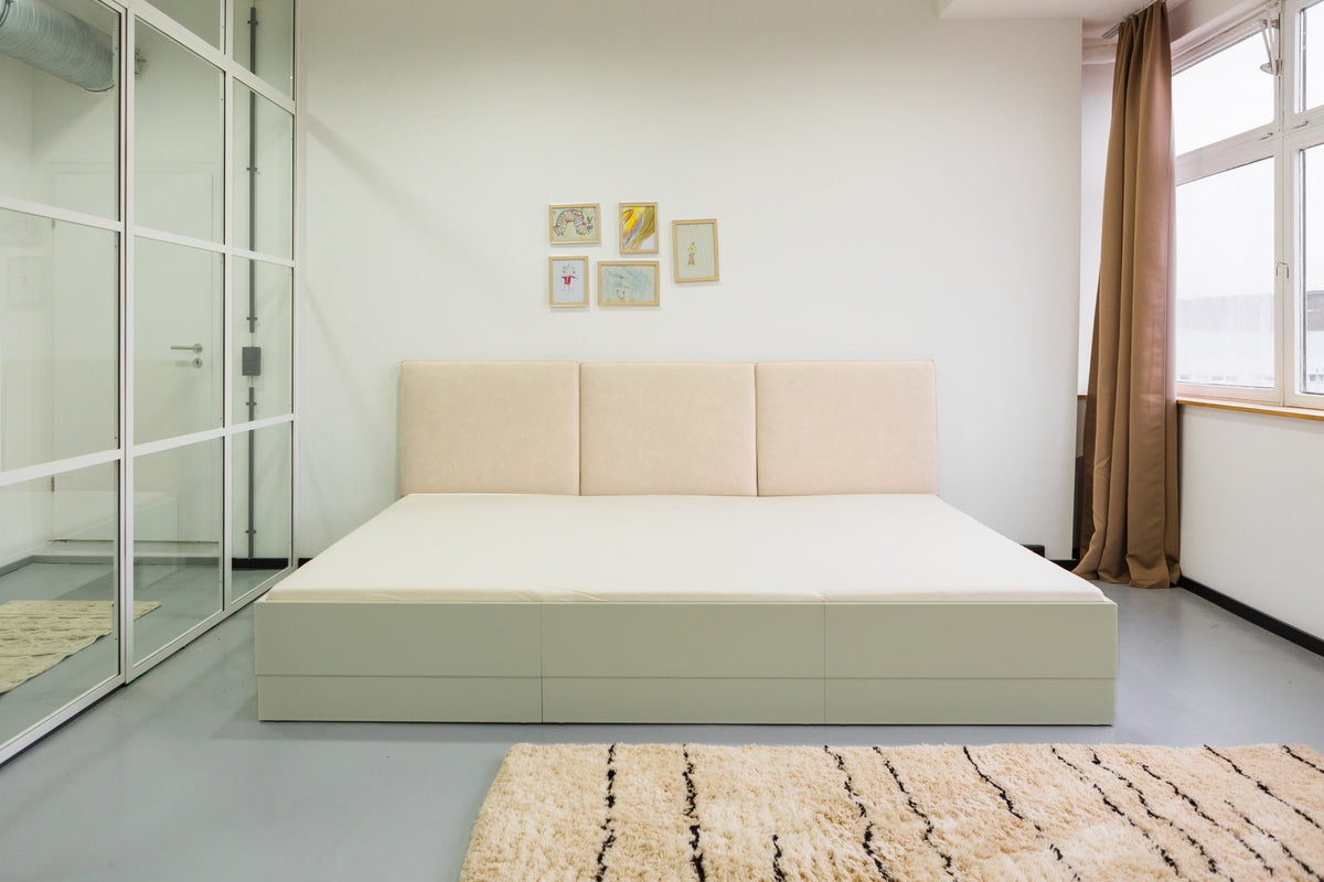 Salbeigrünes Familienbett Magnolia mit Polsterkopfteil in beige aus veganem Leder