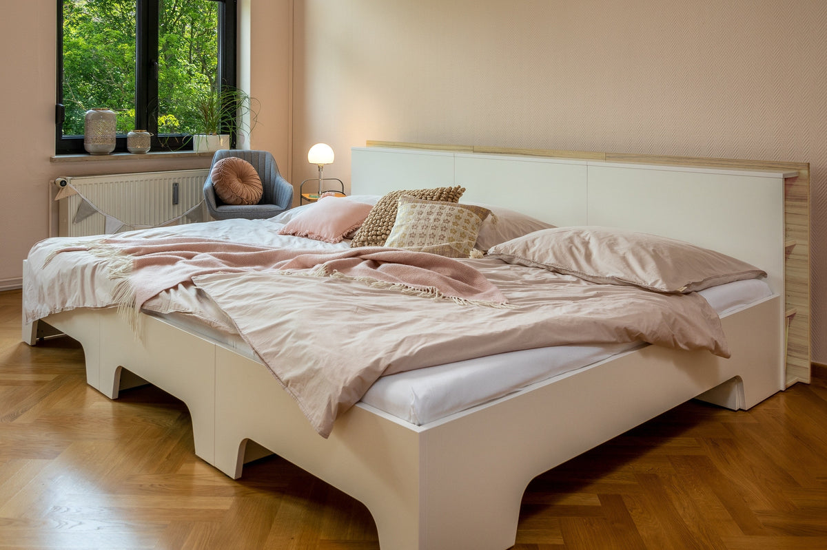 Salvia Familienbett von Liegewiese in Weiß / Eiche Dekor mit geschwungenen Füßen und Ablagekopfteil in modernem Schlafzimmer
