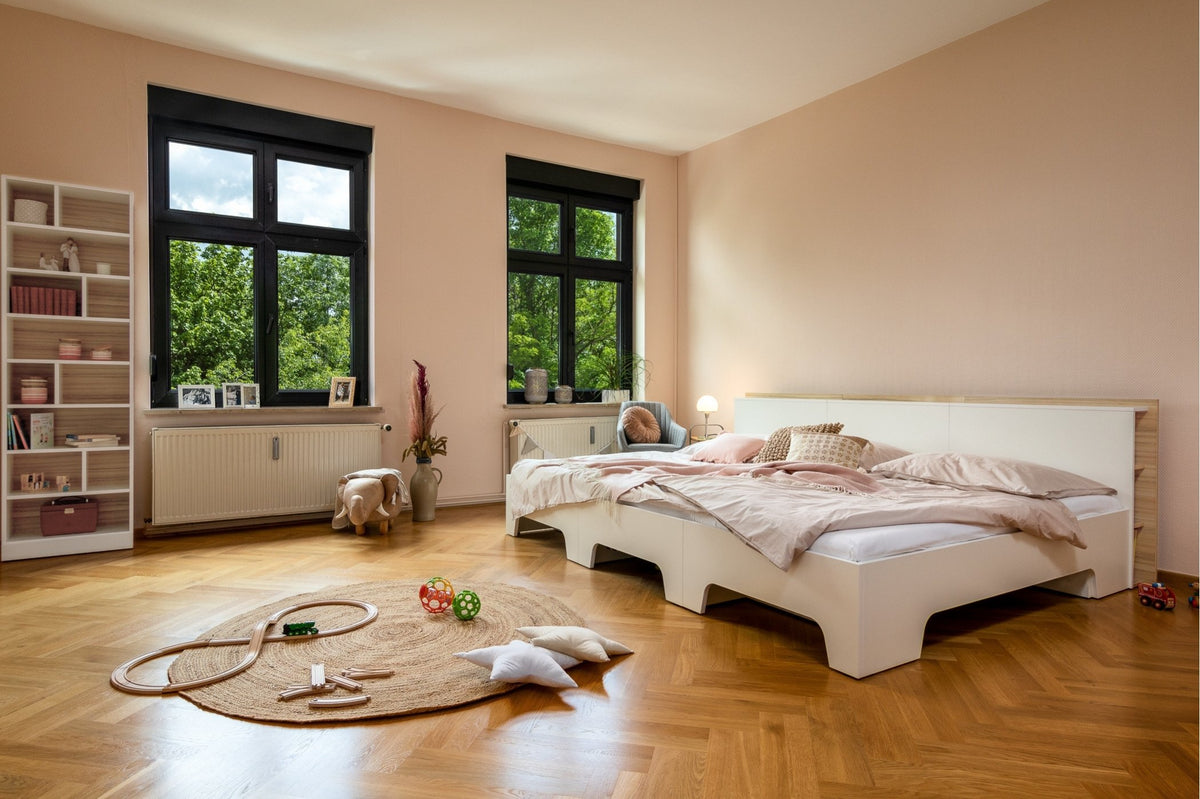 Liegewiese Familienbett Salvia in Schlafzimmer mit Wandregal in der Farbe weiß / Eiche Dekor