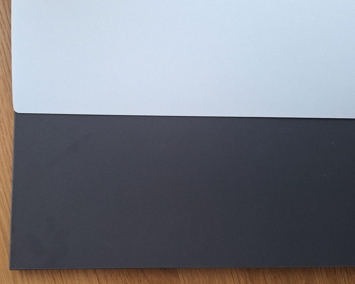 Die Dekore Weiß und Graphitschwarz im Vergleich als Farbmuster
