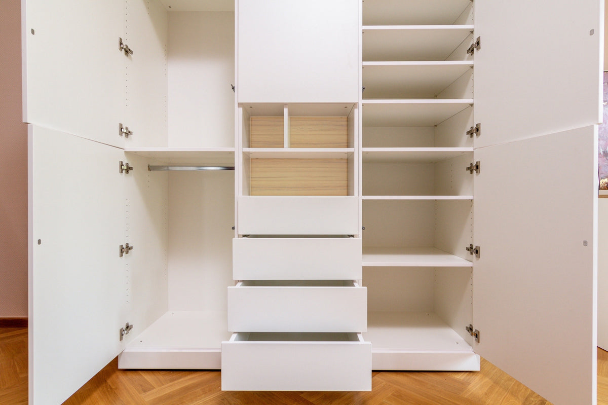 Geöffneter Kleiderschrank dreiteilig mit Kleiderstangen, Schubladen und Regalböden von Liegewiese Familienbetten in weiß / Eiche Dekor