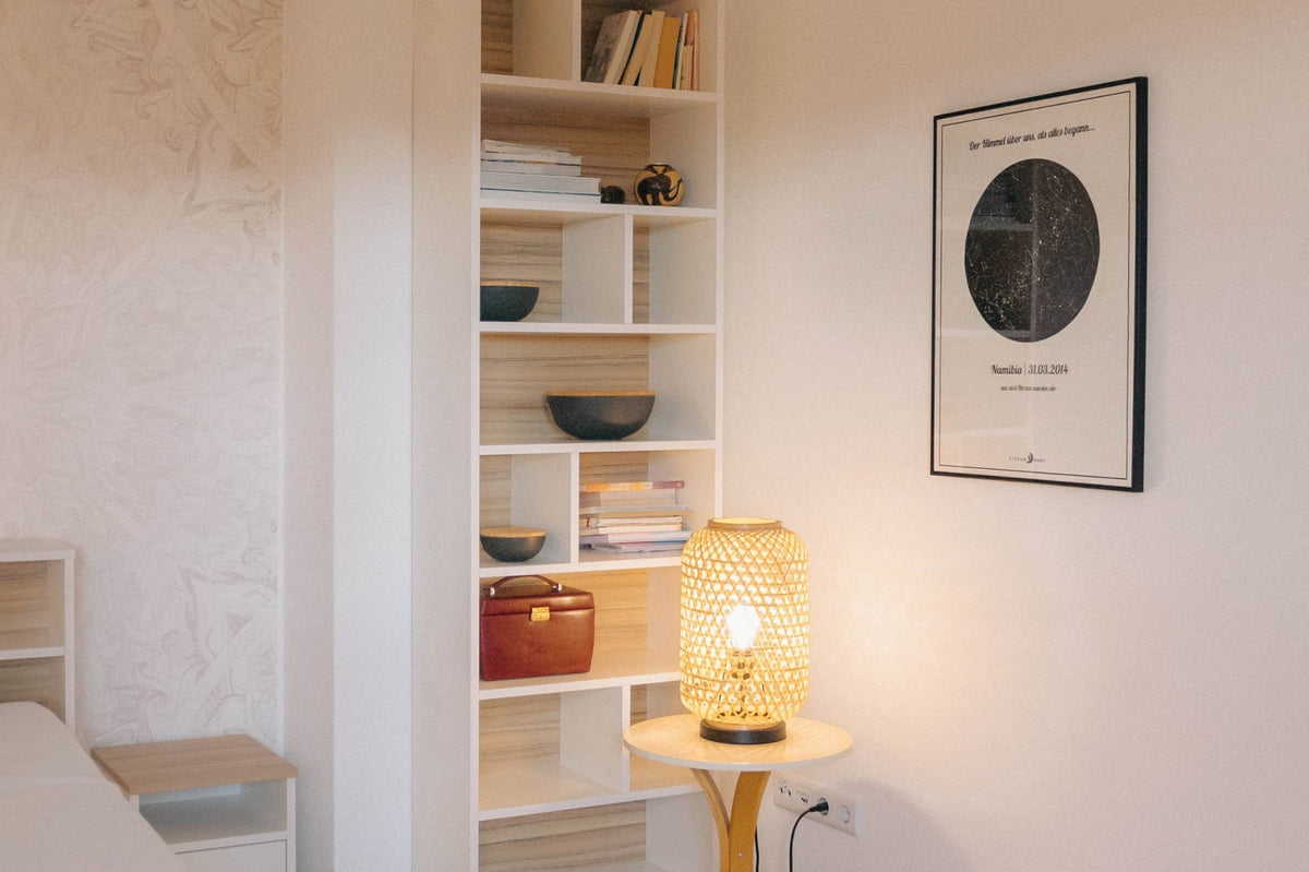 Seitlicher Blick auf das Liegewiese Wandregal in Weiß Coco Bolo in modernem Schlafzimmer