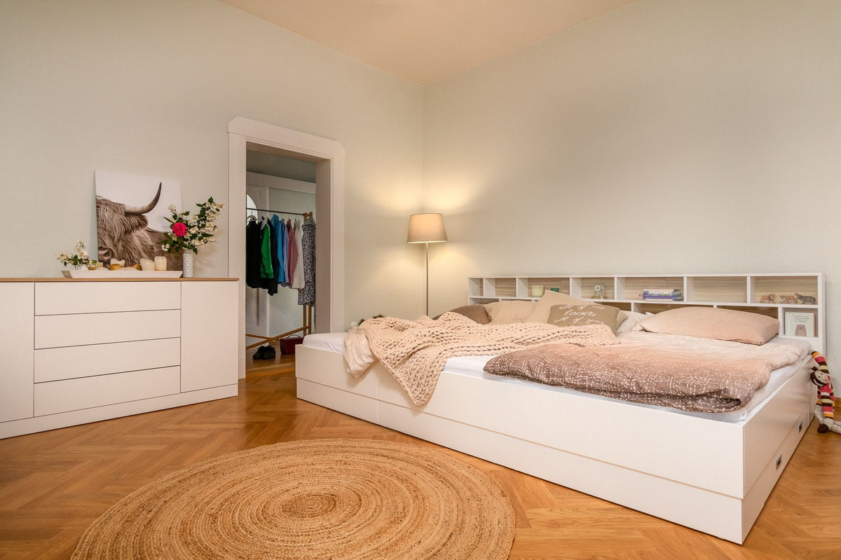 Brunella Familienbett in weiß / Eiche Dekor in dekoriertem Schlafzimmer