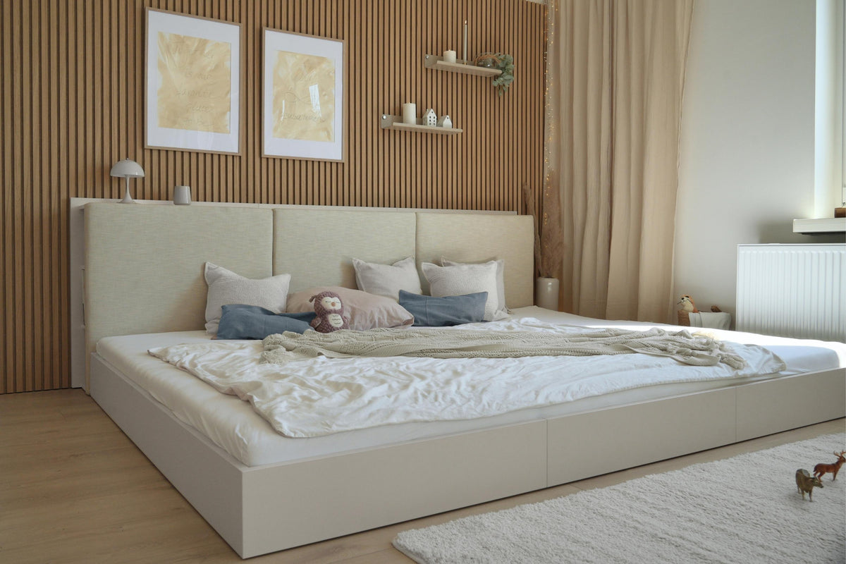Bodenbett Camilla in weiß / beige mit Polsterkopfteil