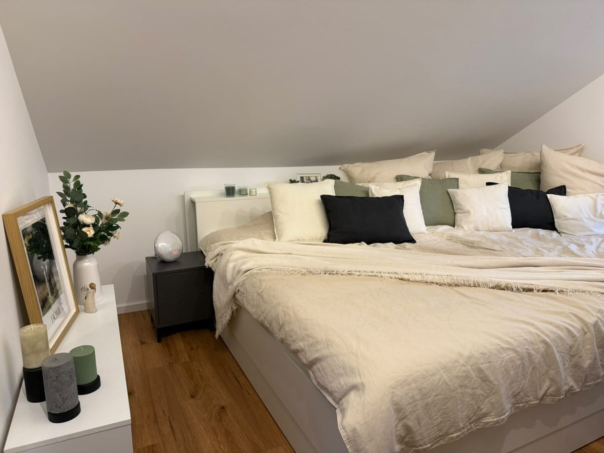 Familienbett Anemone mit geschlossener Bettseite und niedrigerem Kopfteil als Sonderanfertigung in weiß in modernem Schlafzimmer