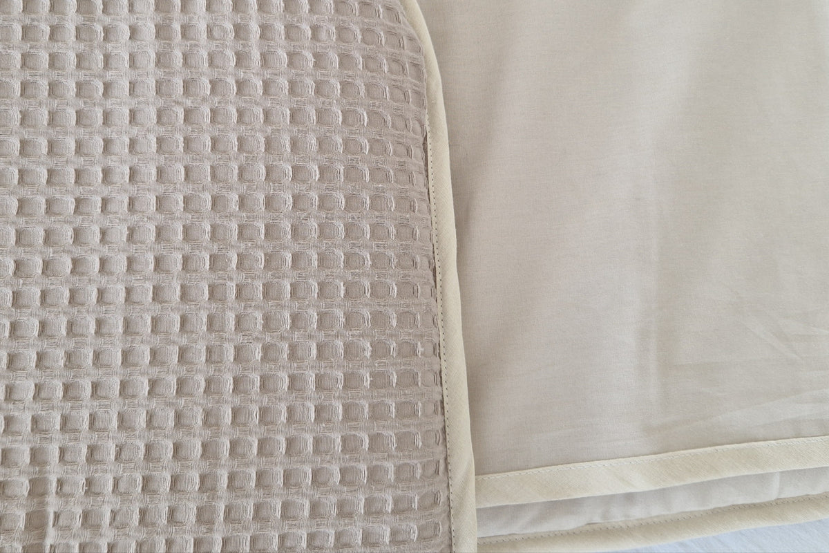 Details von Vorder- und Rückseite des Rausfallschutzpolsters Mandelbeige / kaschmirgrau