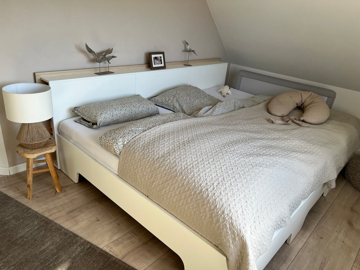 Familienbett Salvia von Liegewiese Kundenfoto, Bett in weiß mit Eiche Dekor in modernem hellen Schlafzimmer