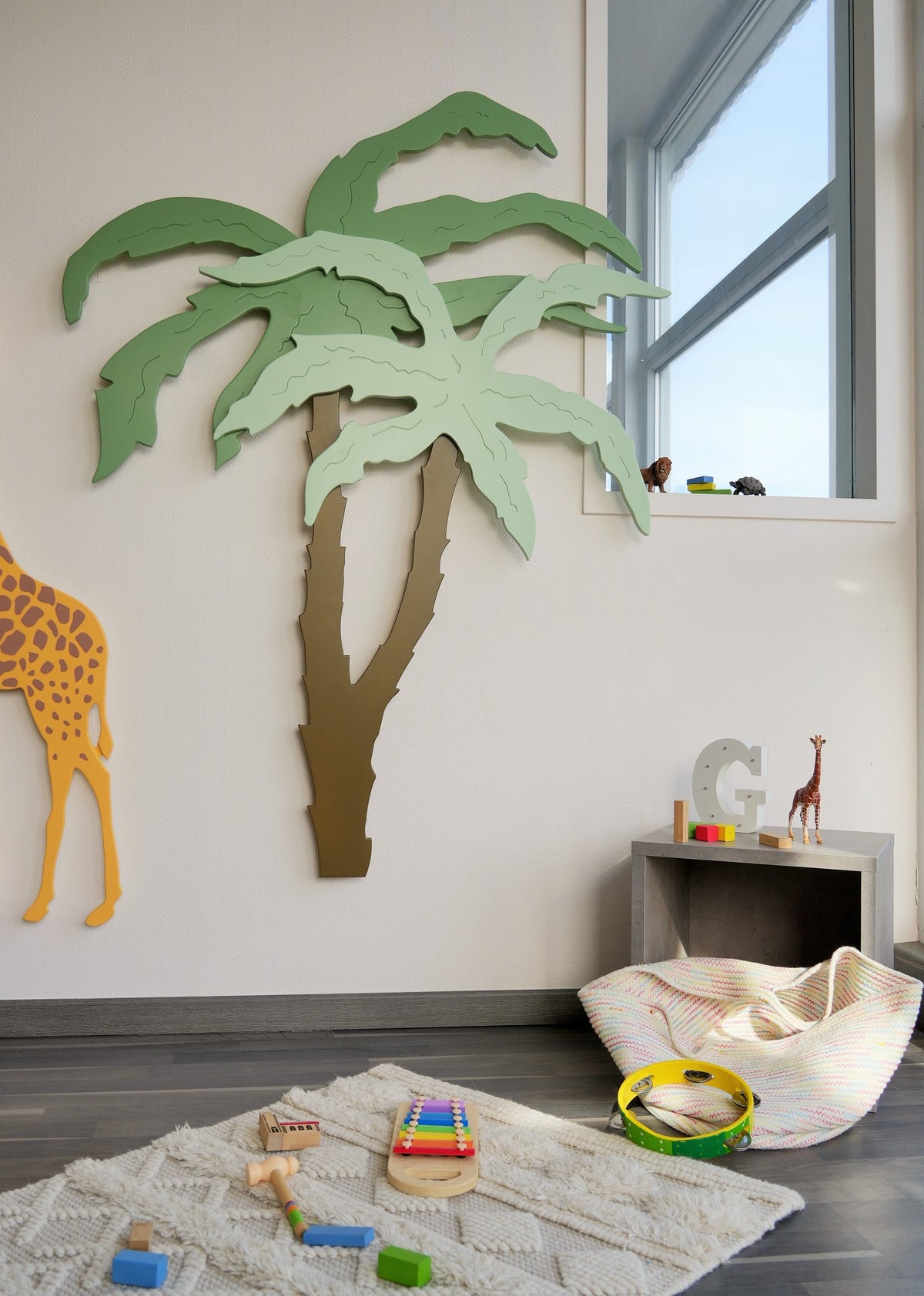 Liegewiese Kinderzimmerdekoration "Palme" an Wand in Spielzimmer