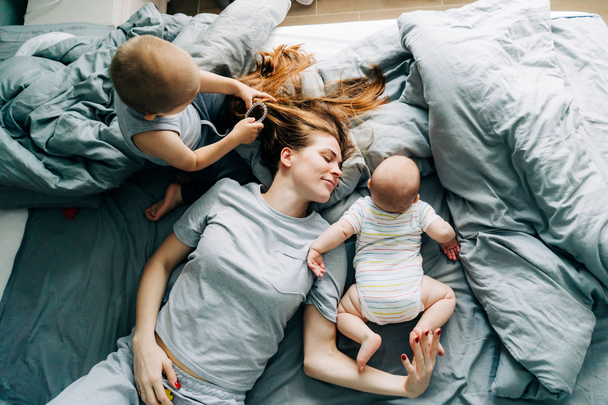 gesunder Schlaf im Familienbett mit Baby