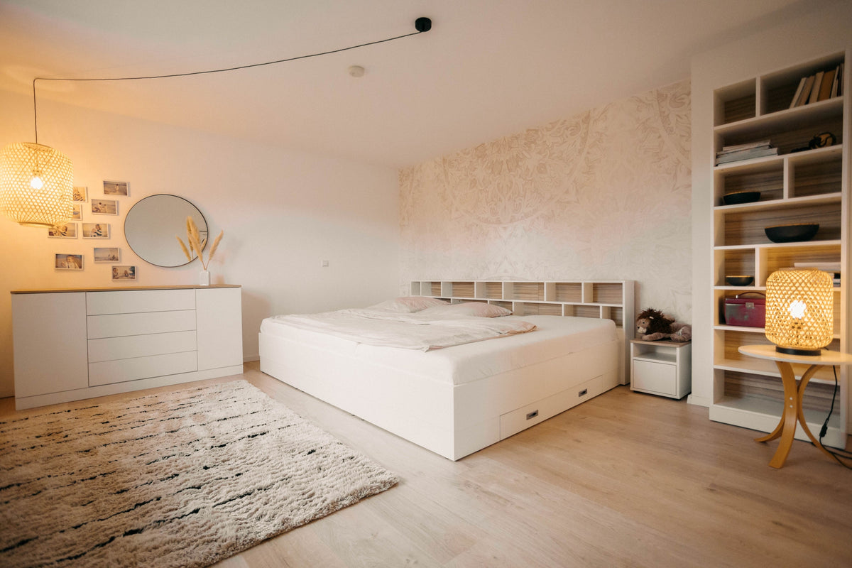 Familienbett Brunella im Schlafzimmer mit Kommode und Wandregal von Liegewiese, beige mit weiß, warme Töne im Schlafzimmer