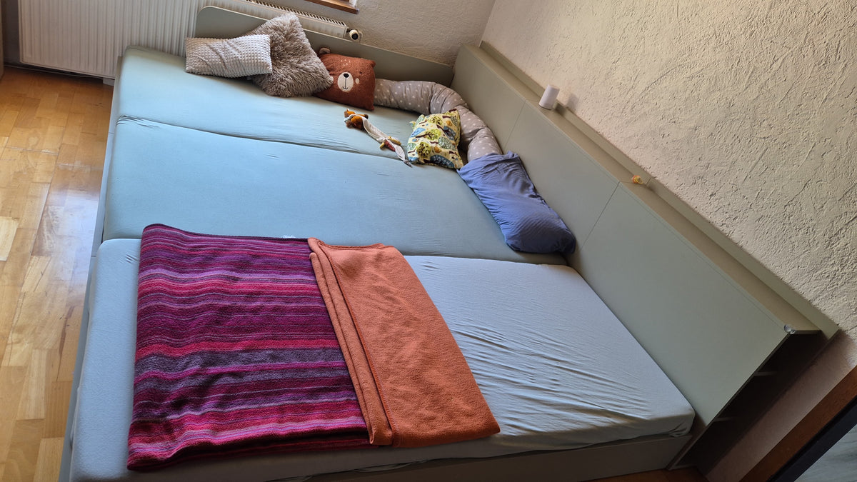 Kundenfoto vom Bodenbett Bellis Familienbett in salbeigrün in Schlafzimmer