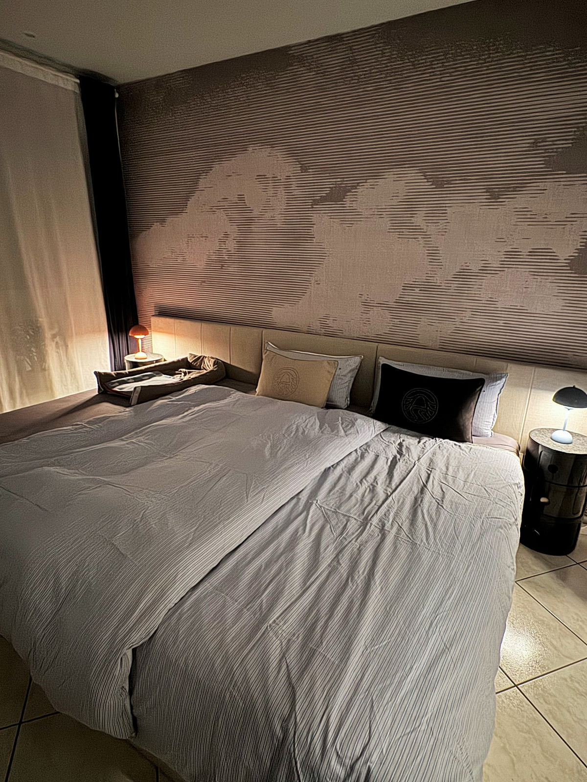 Kaschmirgraues Familienbett Lilia mit Polsterkopfteil in elegantem Schlafzimmer