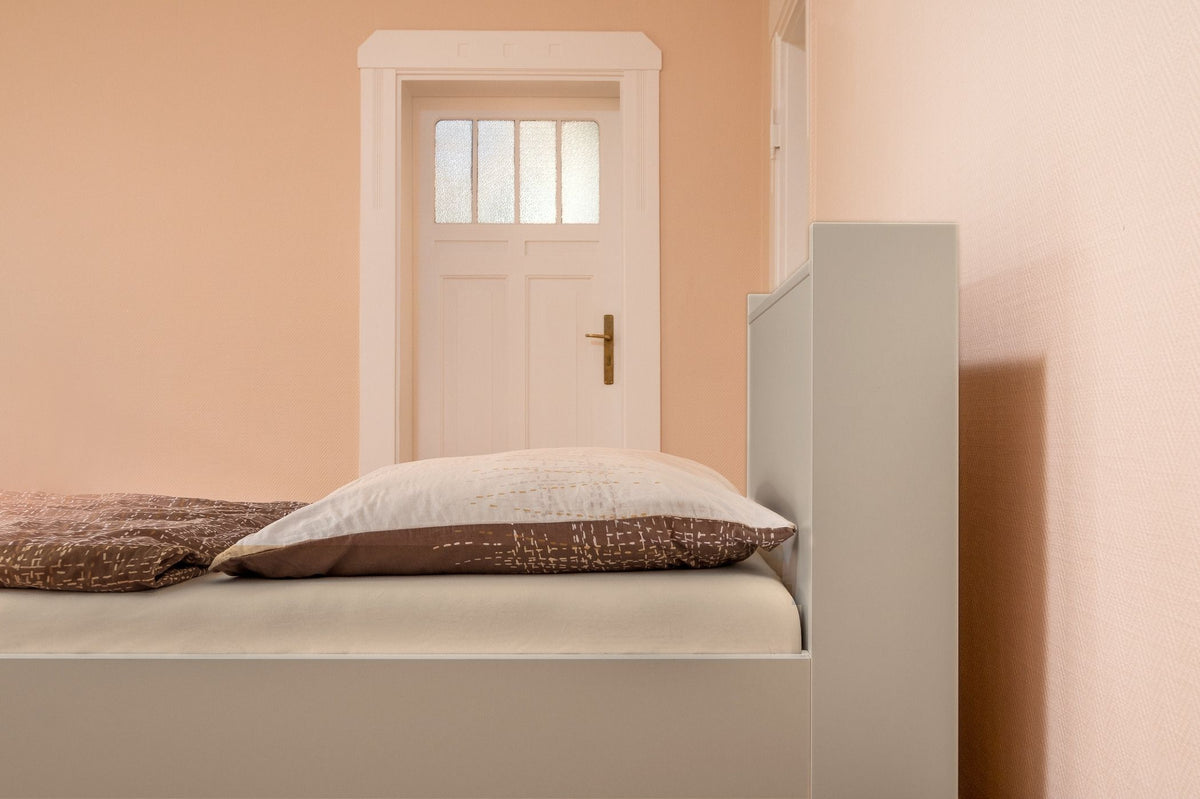 Greiges umgebautes Einzelbett Modell Anemone von Liegewiese Familienbetten in pastellfarbenem Schlafzimmer