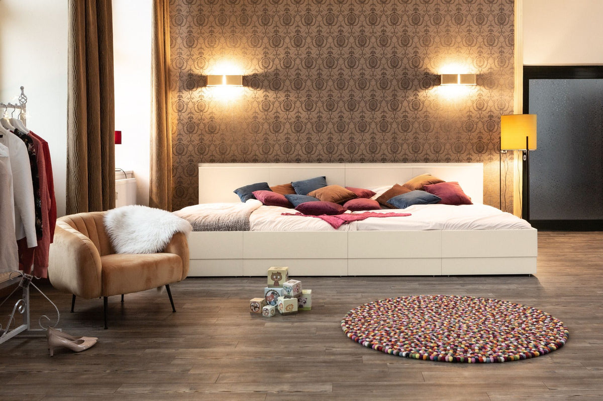 Hellbeiges Familienbett Anemone, erweitert zu 360x200cm als XXL Liegewiese
