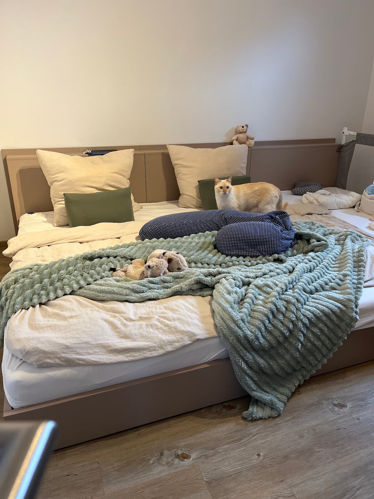 Kundenfoto vom Bodenbett Bellis Familienbett in mandelbeige in Schlafzimmer