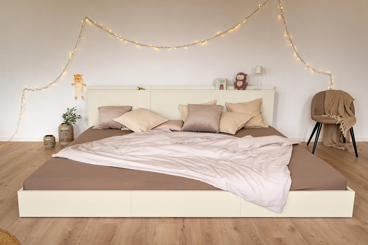 Familienbett von Liegewiese in Beige als Bodenbett 