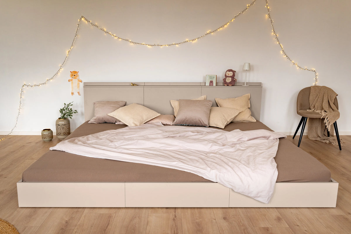 Bodenbett für Familien in mandelbeige