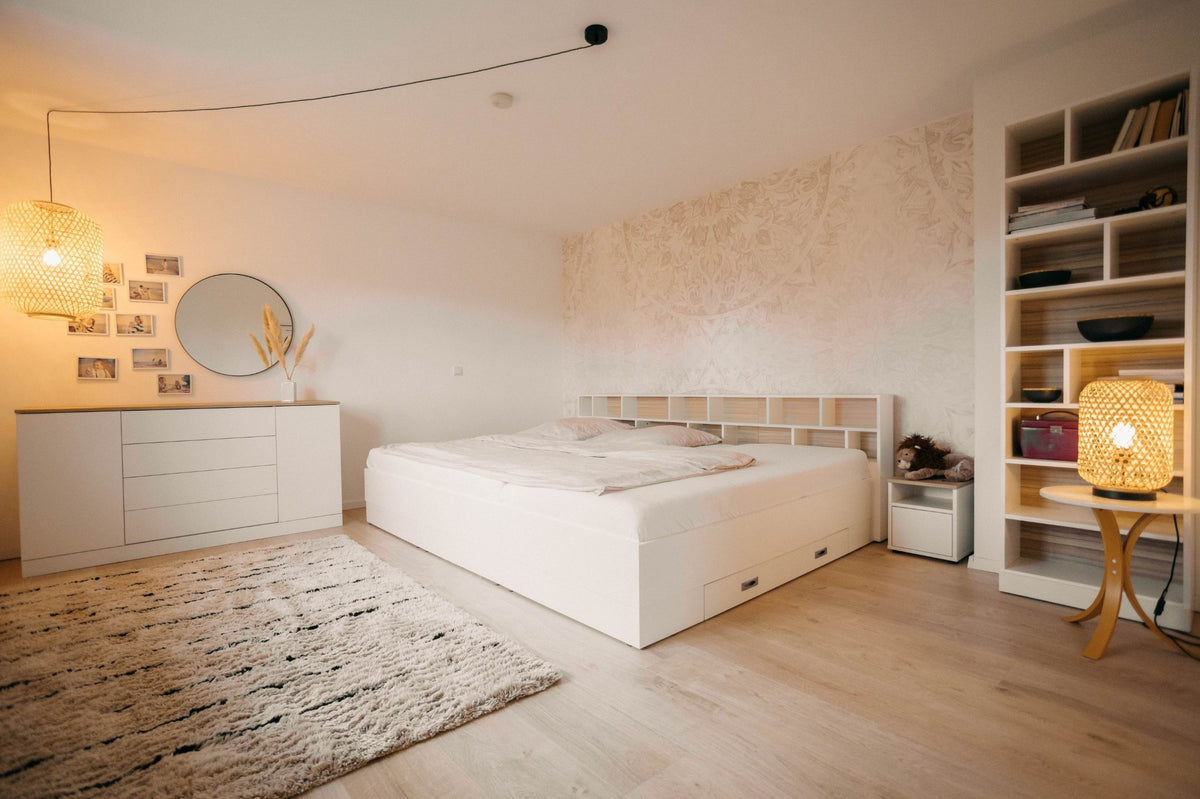 Schlafzimmer mit Liegewiese Familienbett Brunella, Kommode, Nachtablage und Wandregal in weiß / Eiche Dekor