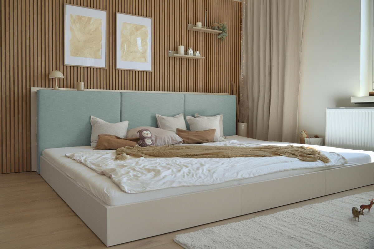 Bodenbett Camilla mit Polsterkopfteil in weiß mit blauem Polster in Schlafzimmer