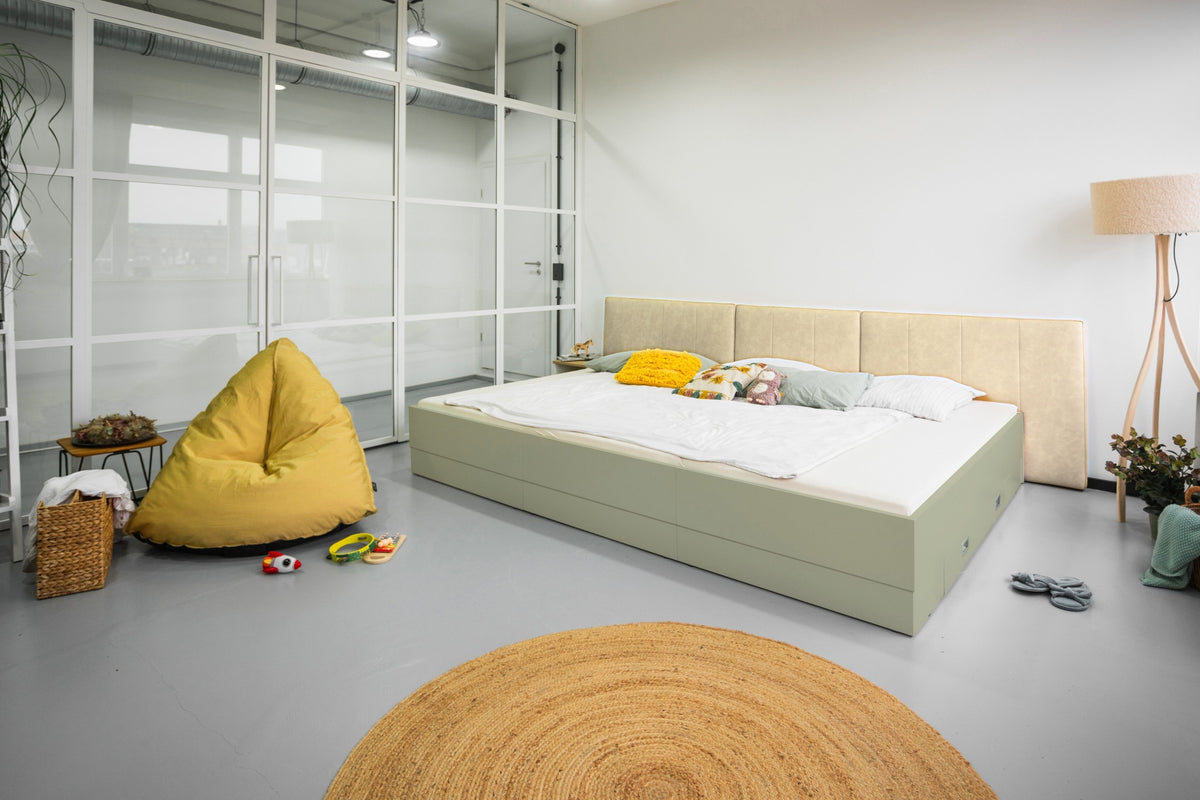 Familienbett Lilia mit veganem Leder in salbeigrün mit beigem Kopfteil in 270x200cm