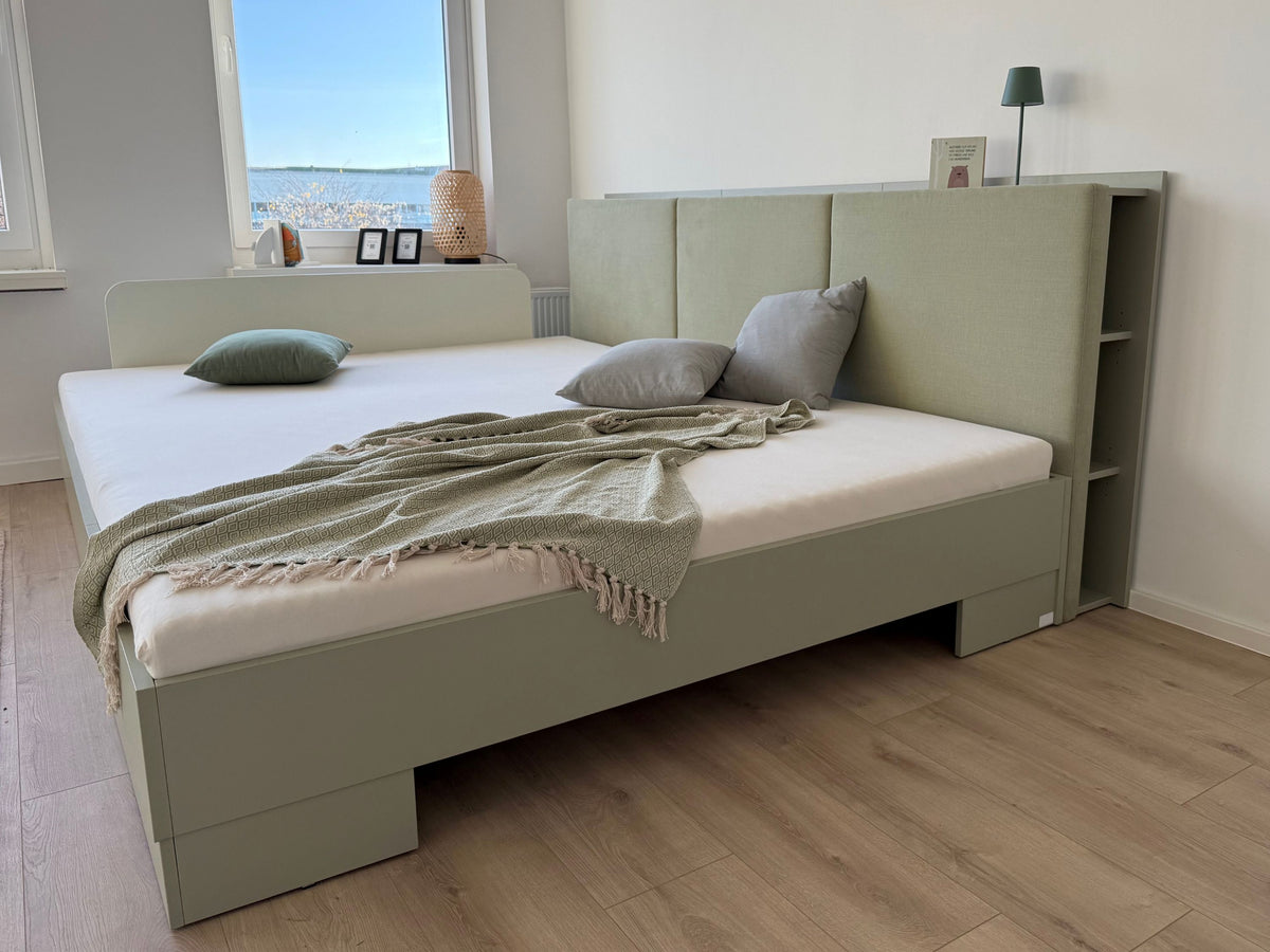 Familienbett Magnolia in salbeigrün mit Polsterkopfteil mit Ablagefläche und seitlichem Regal