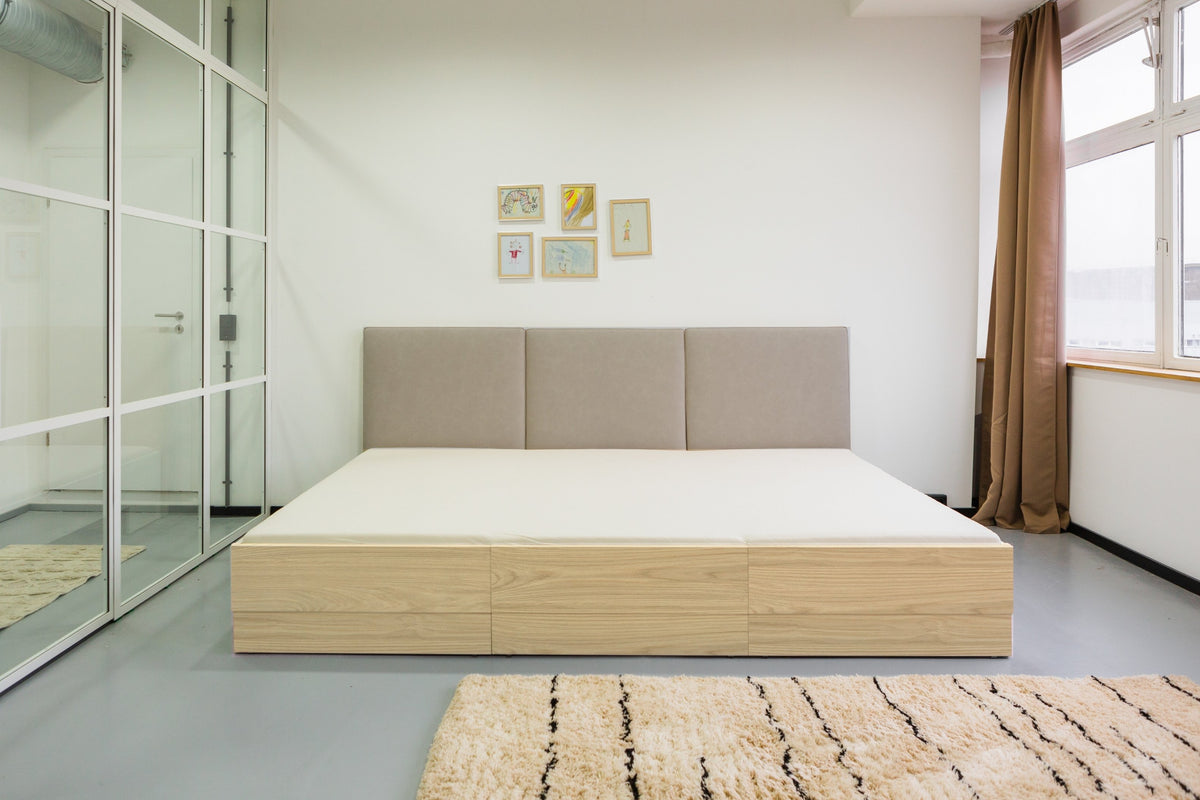 Familienbett Magnolia mit Polster in veganem Leder in der Farbe Eiche Dekor / beige