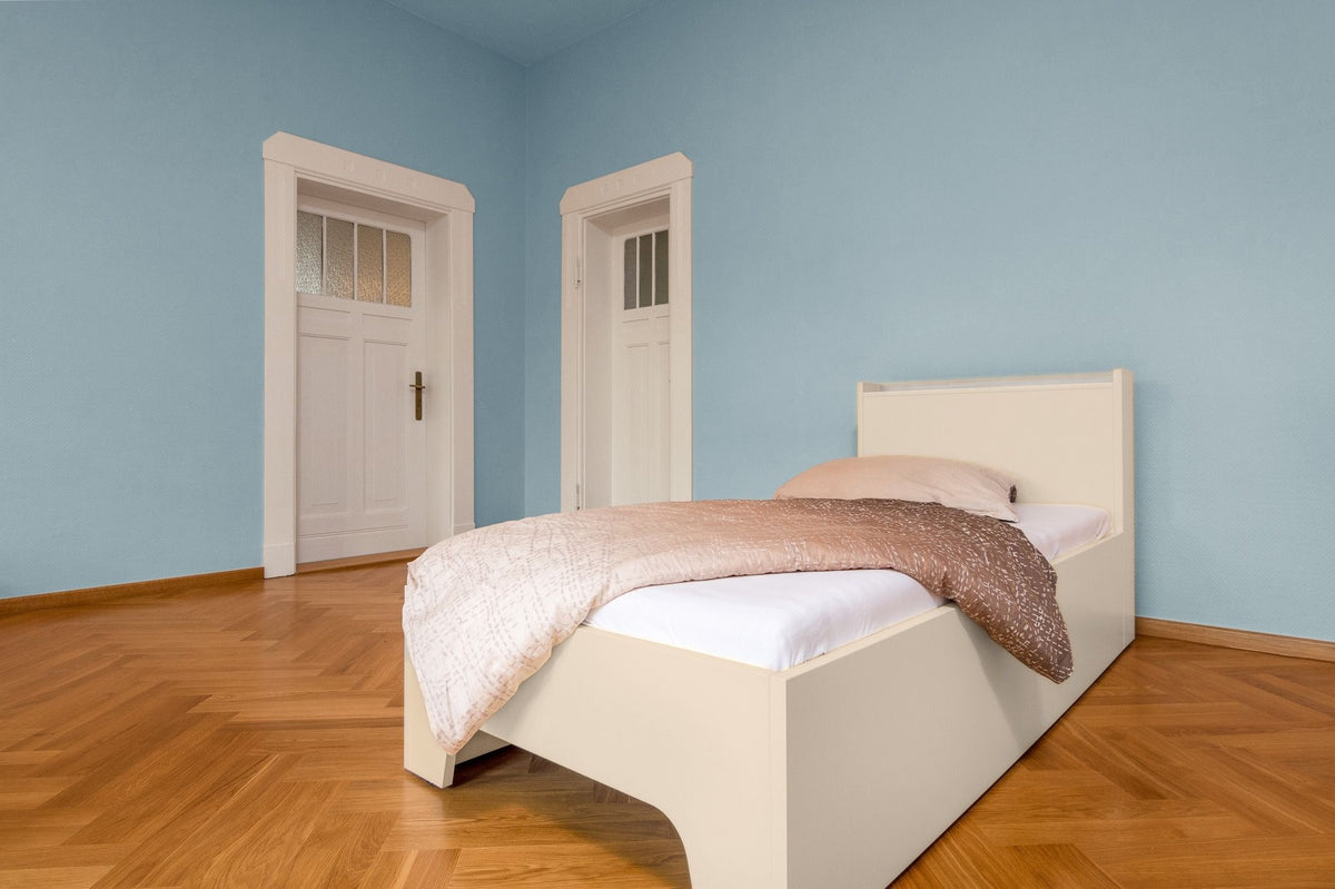 Einzelbett von Liegewiese in hellbeige, zurückgebautes Familienbett