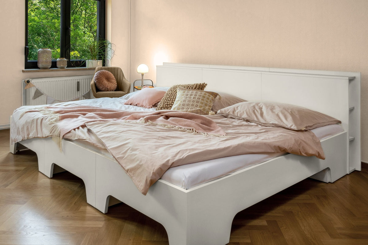 Weißes Familienbett Salvia mit Ablageregal in modernem Schlafzimmer