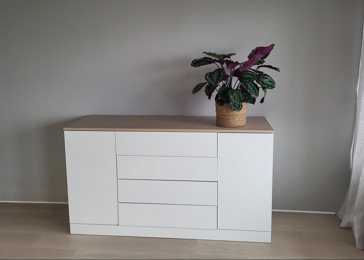 Kommode in Weiß / Eiche Dekor in modernem Schlafzimmer in Greigetönen von Liegewiese Familienbett