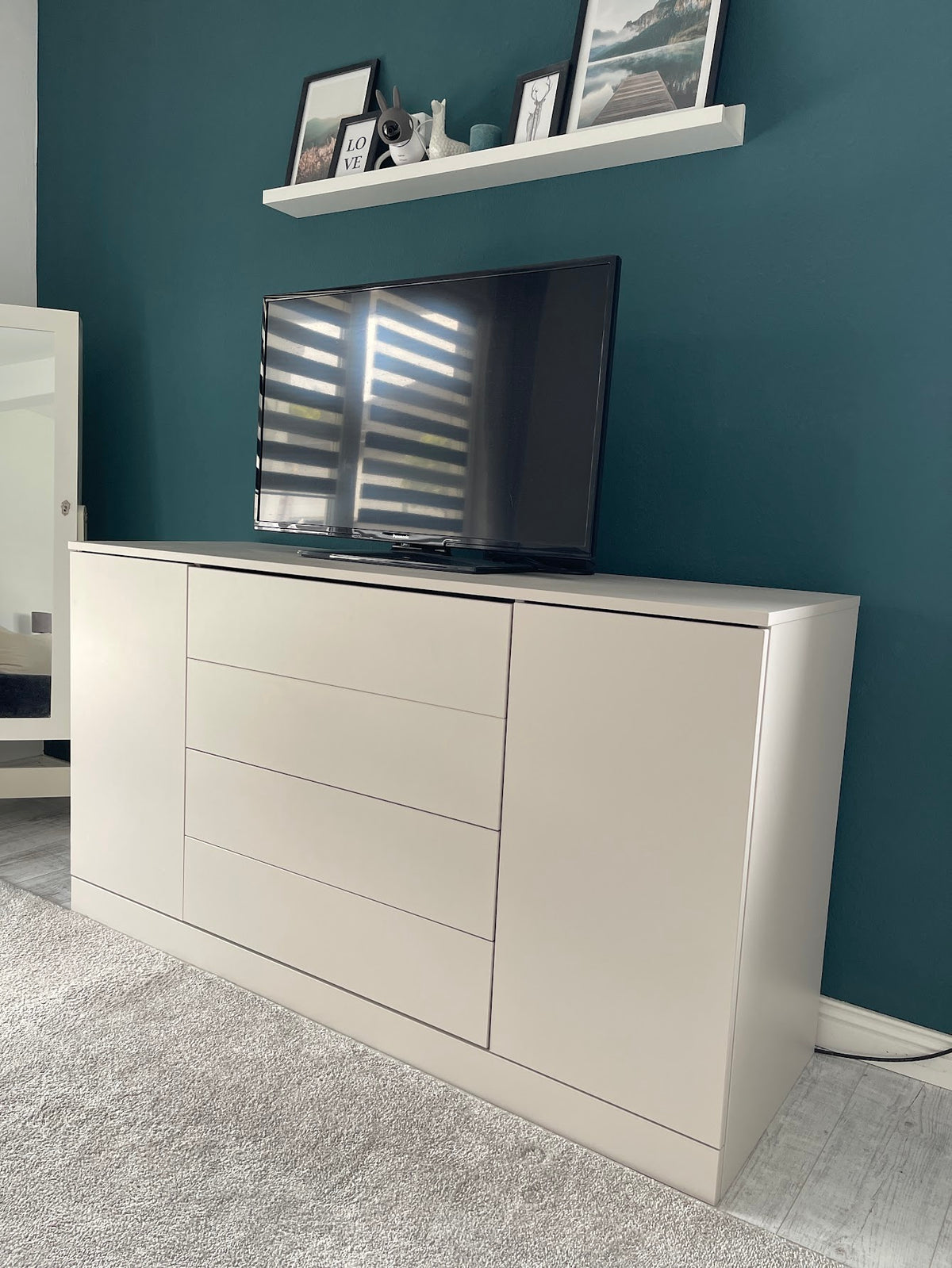 Kaschmirgraue Kommode von Liegewiese in modernem Zimmer