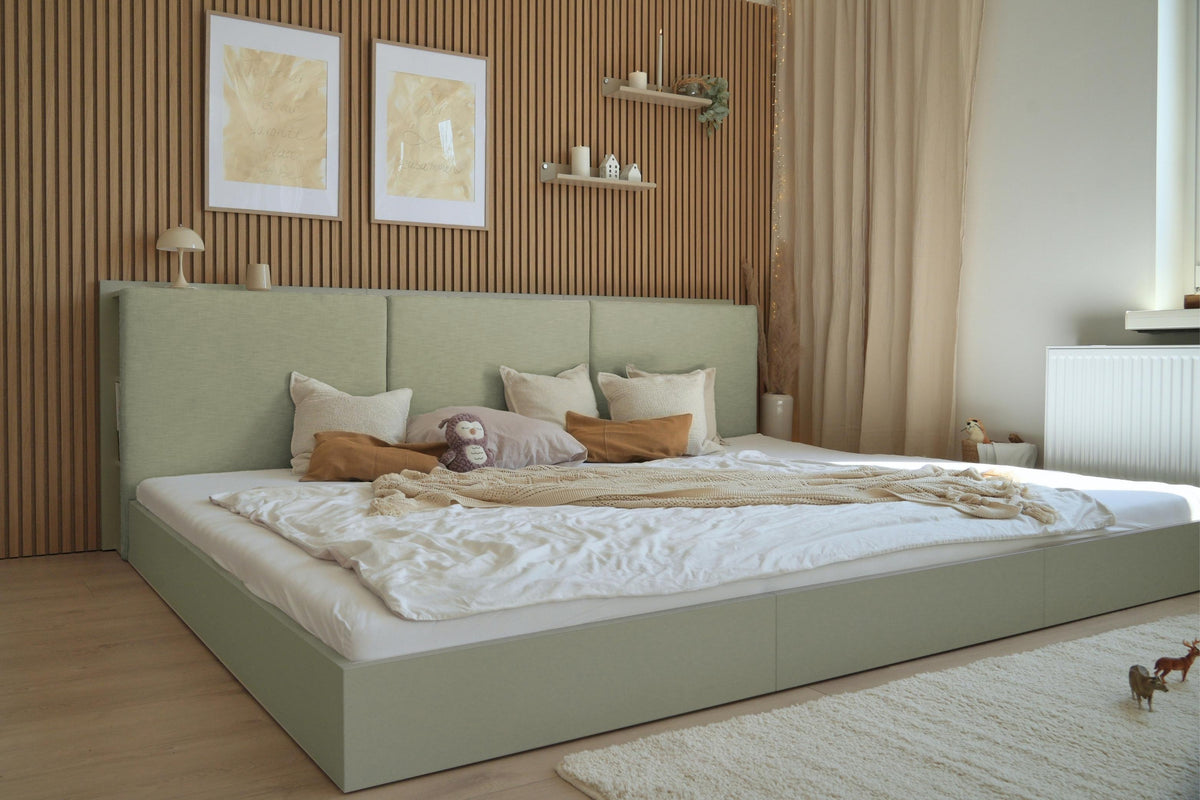 Salbeigrünes Bodenbett Camilla von Liegewiese Familienbetten 270 x 200 in modernem, warmen Schlafzimmer