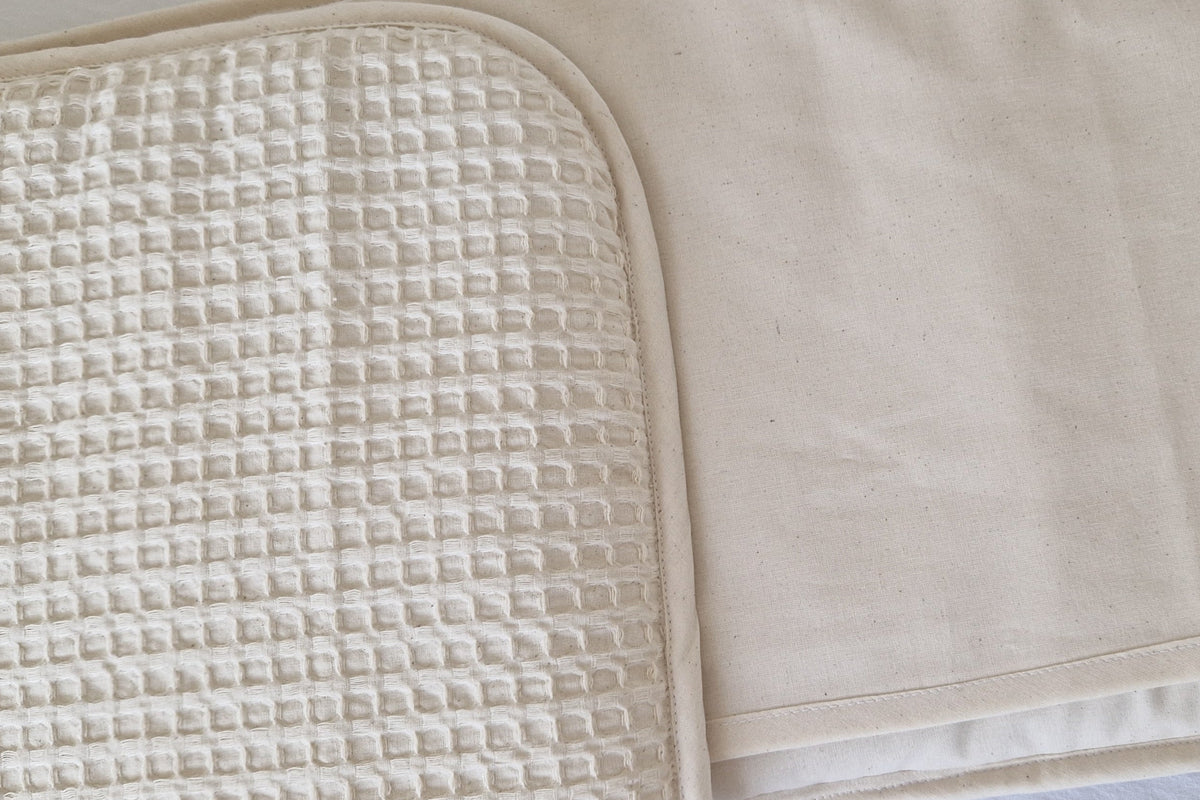 Detail der Stoffstruktur des Rausfallschutzpolsters Hellbeige mit Waffelpiquemuster